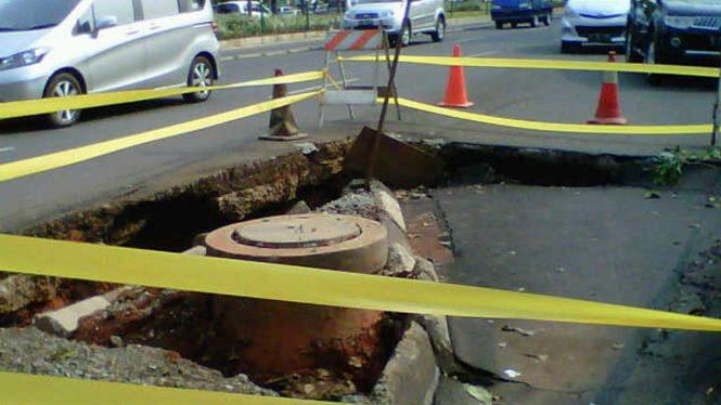 Galian MRT ambles di Jalan Sudirman