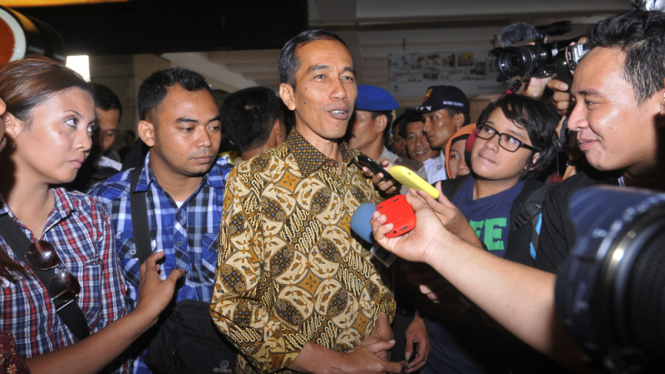 Jokowi Naik Taksi