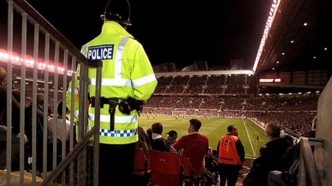 Polisi saat berjaga-jaga di Old Trafford