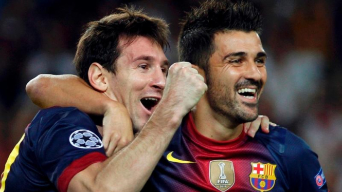 Lionel Messi (kiri)