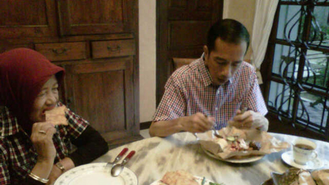 Jokowi sarapan bersama ibunda