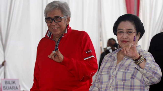 Jokowi Temani Megawati dan Keluarga Mencoblos di TPS 031