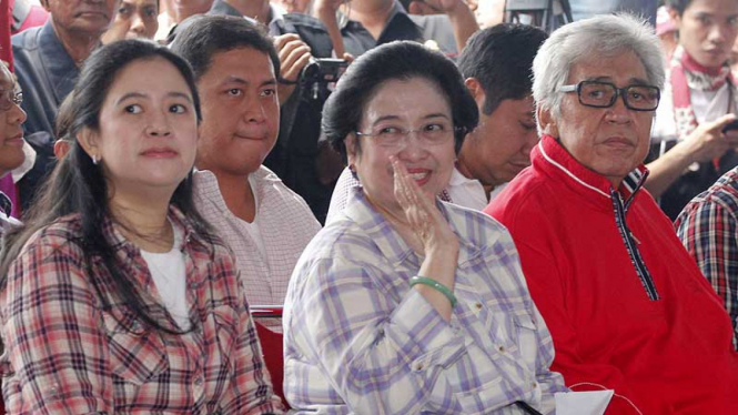 Jokowi Temani Megawati dan Keluarga Mencoblos di TPS 031