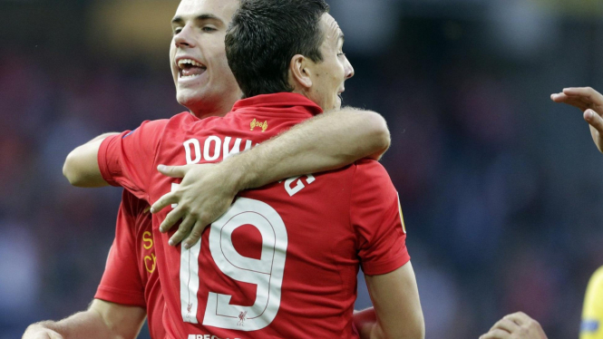 Jordan Henderson dan Stewart Downing rayakan gol Liverpool