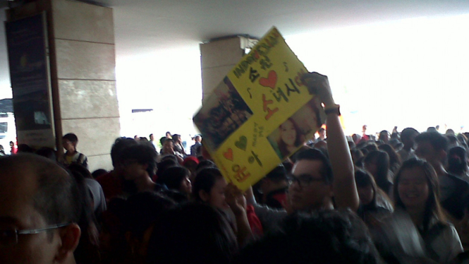 Fans Sambut SuJu dan SNSD di Bandara