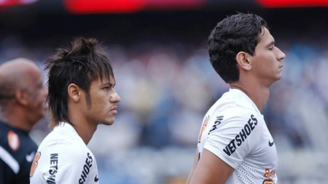 Pemain Santos, Neymar (kiri) bersama Ganso