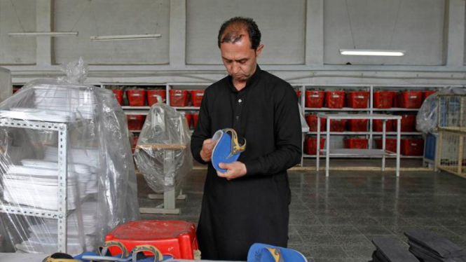 Pabrik sendal jepit di Afganistan