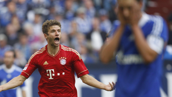 Thomas Mueller rayakan gol ke gawang Schalke
