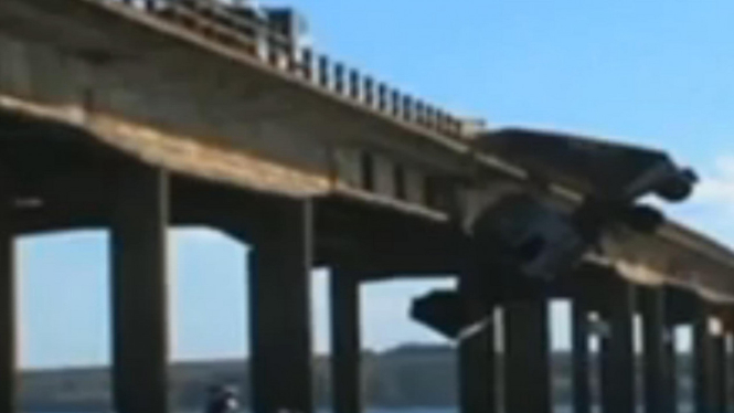 Truk tersangkut di jembatan, Brasil