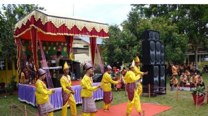 Kegiatan di sekolahperlu tunjangan sponsor agae dapat berlangsung.