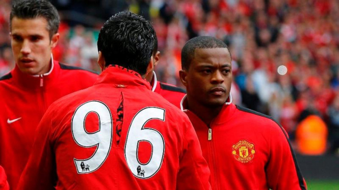 Patrice Evra dan Luis Suarez