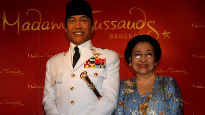 Megawati Soekarnoputri berfoto bersama patung lilin Soekarno