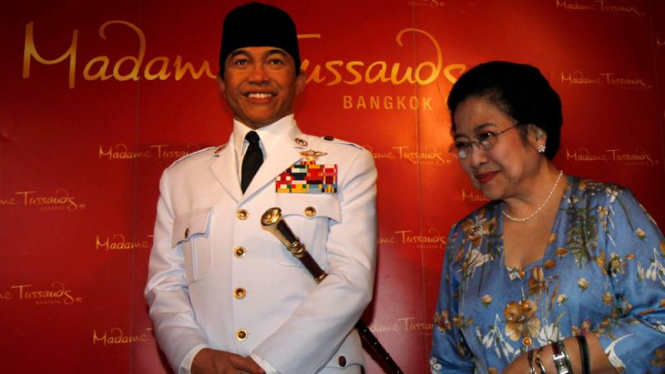 Megawati Soekarnoputri berfoto bersama patung lilin Soekarno