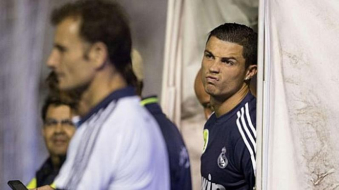 Pemain Real Madrid, Cristiano Ronaldo, saat melihat stadion Rayo