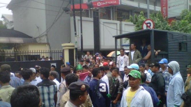 Massa Anti John Kei Duduki PN Jakarta Selatan