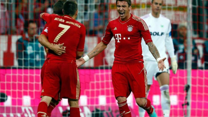 Striker Bayern Munich, Mario Mandzukic (kanan), rayakan gol