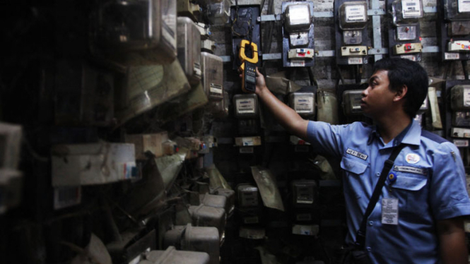 inspeksi penggunaan listrik di Rusun Tambora