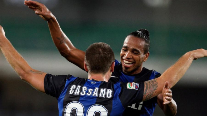 Antonio Cassano (99) dan Alvaro Pereira merayakan gol Inter Milan