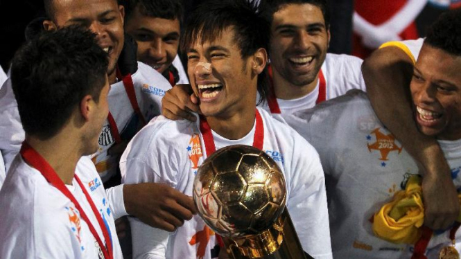 Neymar merayakan gelar Recopa Sudamericana 2012.