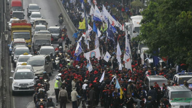 Buruh Duduki Kantor Menakertrans