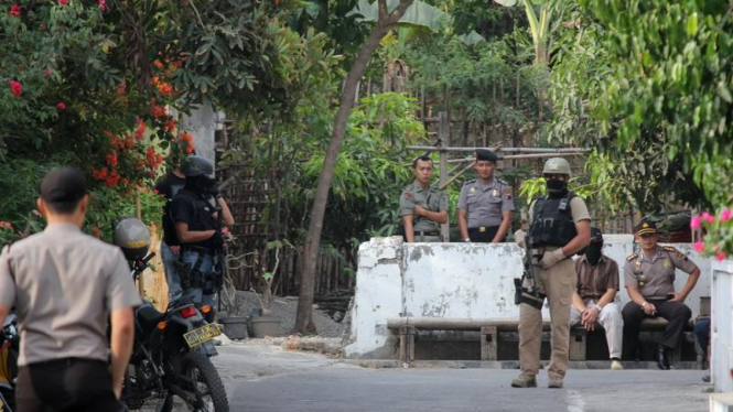 Densus geledah rumah di Solo