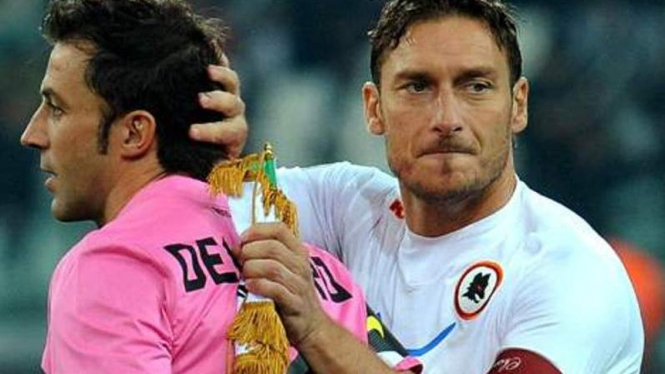 Kapten Roma, Francesco Totti (kanan), dengan Alessandro Del Piero