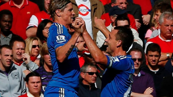 Fernando Torres bersama John Terry merayakan gol Chelsea