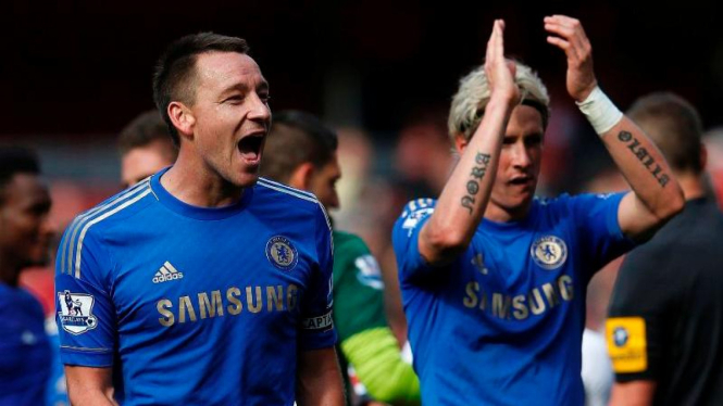 Pemain Chelsea, John Terry (kiri) merayakan kemenangan bersama Fernando Torres