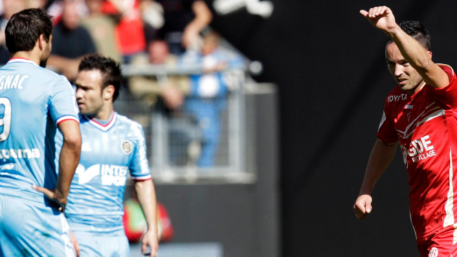 Gael Danic (kanan) rayakan gol ke gawang Marseille