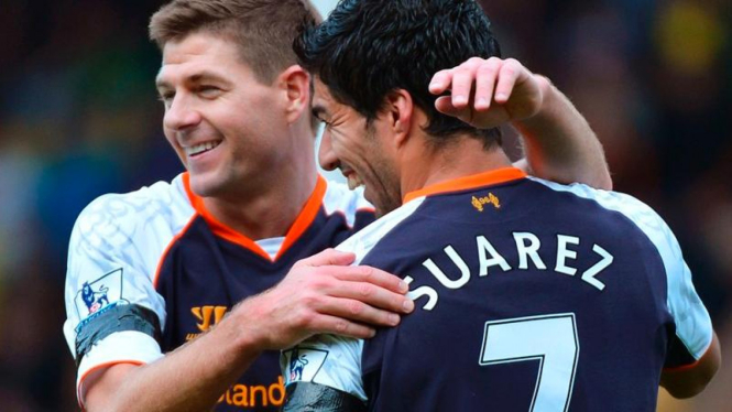 Kapten Liverpool, Steven Gerrard (kiri), bersama Luis Suarez