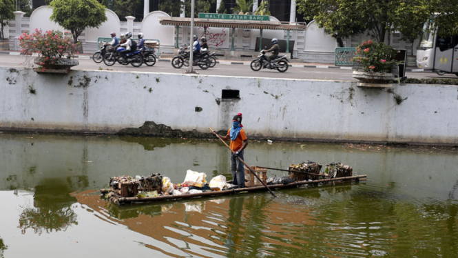 Petugas Kebersihan Kali Ciliwung