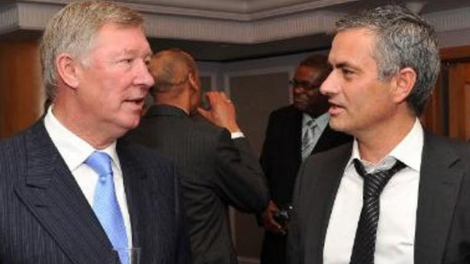 Sir Alex Ferguson (kiri) dan Jose Mourinho.