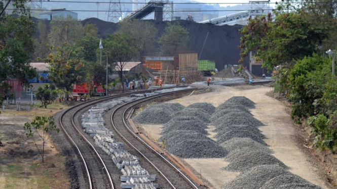 Jalur rel kereta api untuk batu bara.