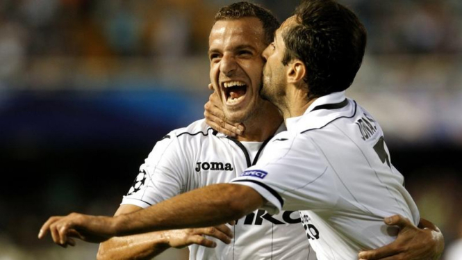 Pemain Valencia, Roberto Soldado (kiri), disambut Jonas usai mencetak gol