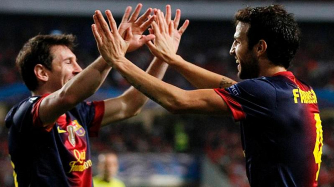 Pemain Barcelona, Cesc Fabregas (kanan), merayakan gol bersama Lionel Messi