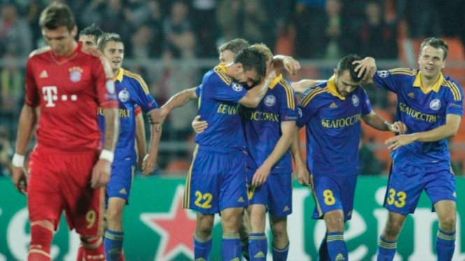 Pemain-pemain BATE (biru) merayakan gol ke gawang Munich