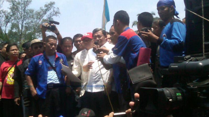 Gubernur Jawa Barat Ahmad Heryawan temui buruh