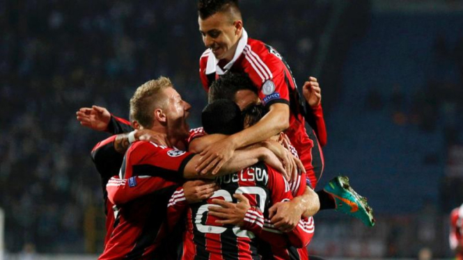 Pemain AC Milan merayakan gol Emanuelson ke gawang Zenit
