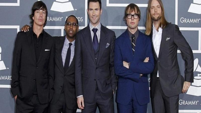 Марон 5 перевод. Maroon Five в молодости.