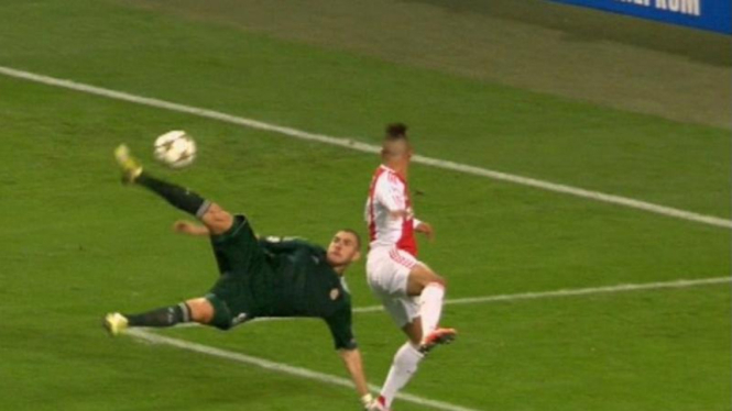 Aksi Karim Benzema saat cetak gol kedua Madrid ke gawang Ajax