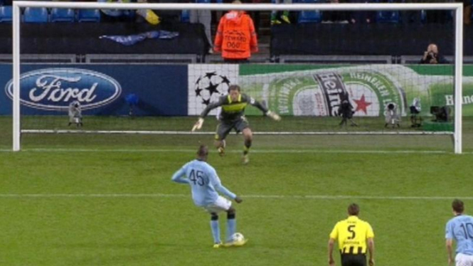 Mario Balotelli saat mencetak gol penyeimbang ke gawang Borussia Dortmund
