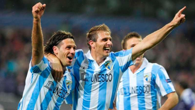 Pemain Malaga, Joaquin (tengah), merayakan golnya
