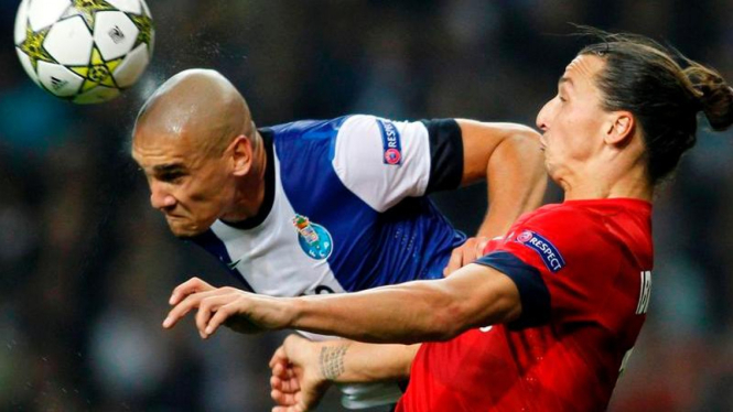 Pemain PSG, Zlatan Ibrahimovic (Merah) berebut bola dengan pemain Porto