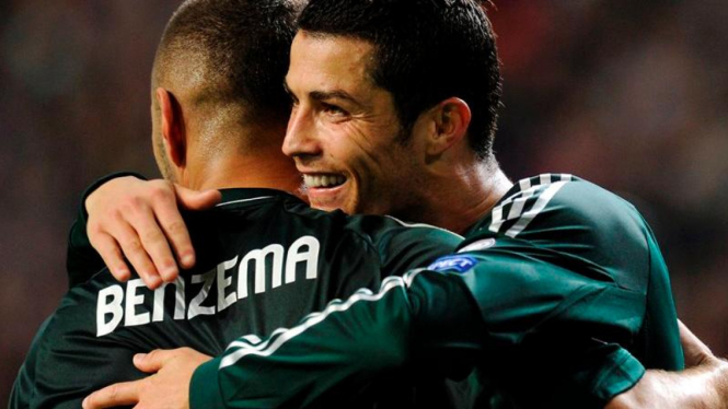 Pemain Real Madrid, Cristiano Ronaldo (hijau), bersama Karim Benzema