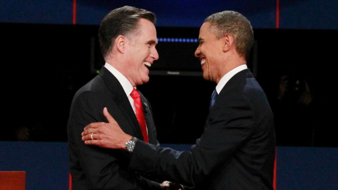 Barack Obama dan Mitt Romney sebelum memulai debat pertama