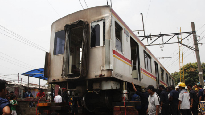 Evakuasi Kereta Anjlok di Stasiun Cilebut