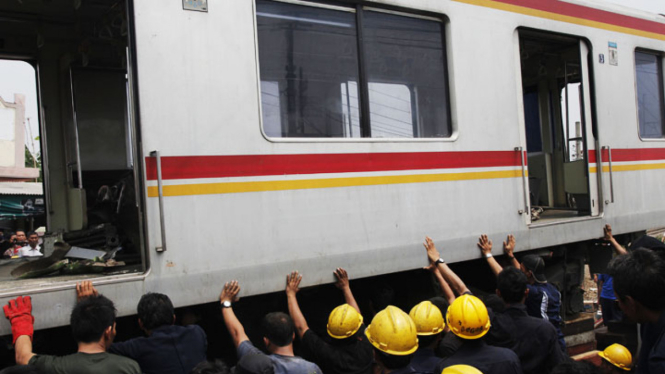 Evakuasi Kereta Anjlok di Stasiun Cilebut