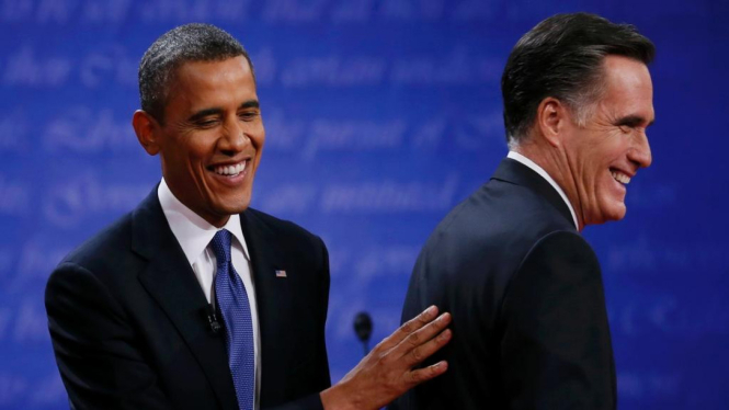 Barack Obama dengan Mitt Romney usai debat putaran pertama 