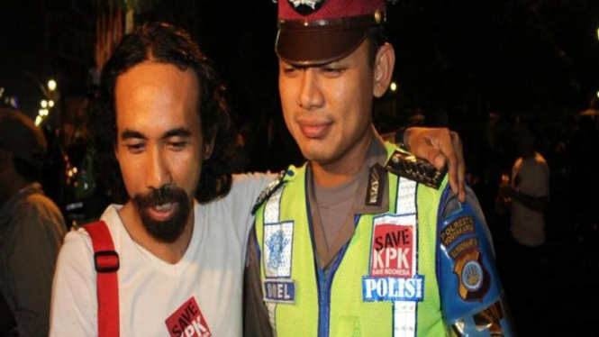 foto peserta aksi menempelkan stiker (dokumentasi pribadi)