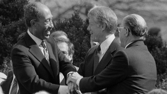 Presiden Anwar Sadat (kiri) bersama Presiden AS dan PM Israel